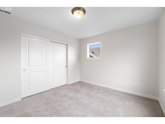 12818 Se MEADEHILL Ave, Happy Valley, OR 97086