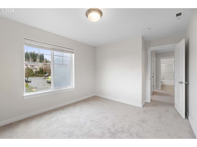 12818 Se MEADEHILL Ave, Happy Valley, OR 97086