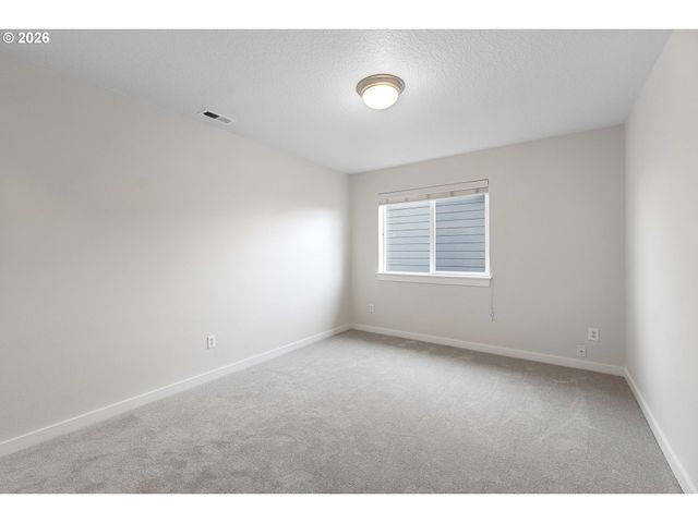 12818 Se MEADEHILL Ave, Happy Valley, OR 97086