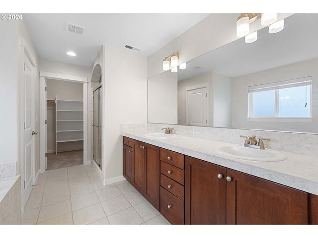 12818 Se MEADEHILL Ave, Happy Valley, OR 97086