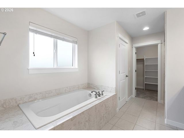 12818 Se MEADEHILL Ave, Happy Valley, OR 97086