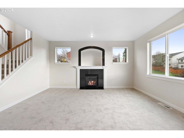 12818 Se MEADEHILL Ave, Happy Valley, OR 97086