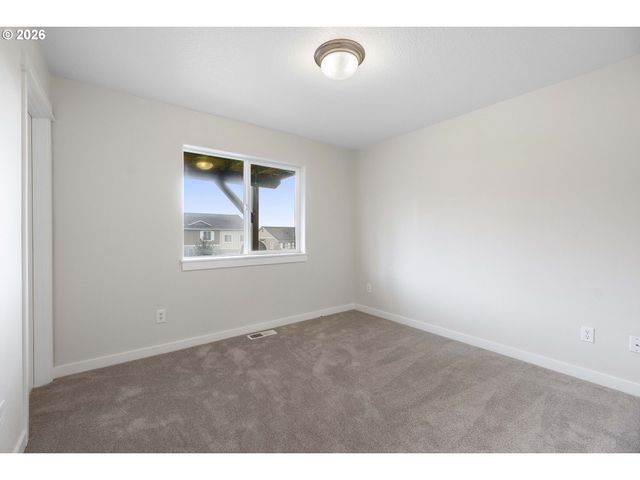 12818 Se MEADEHILL Ave, Happy Valley, OR 97086