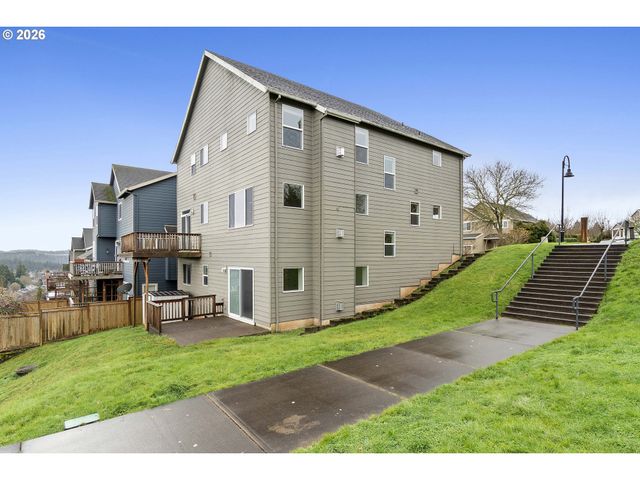 12818 Se MEADEHILL Ave, Happy Valley, OR 97086