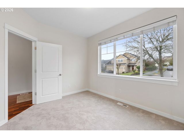 12818 Se MEADEHILL Ave, Happy Valley, OR 97086