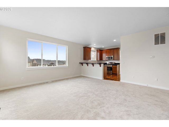 12818 Se MEADEHILL Ave, Happy Valley, OR 97086