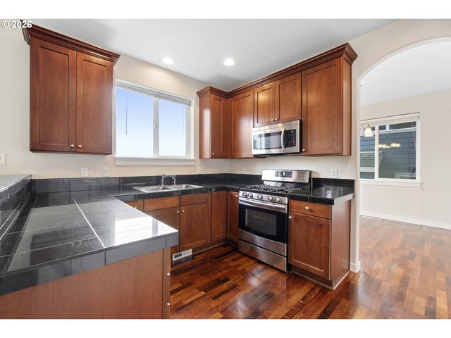 12818 Se MEADEHILL Ave, Happy Valley, OR 97086