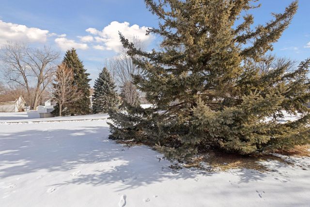 8520 Inverness Lane N, Brooklyn Park, MN 55443