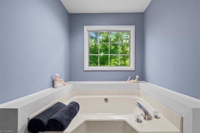 5965 Woodfield Drive, Kernersville, NC 27284