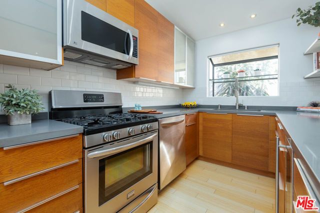 11634 Gorham Avenue 203, Los Angeles, CA 90049