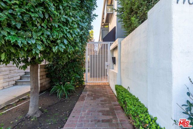 11634 Gorham Avenue 203, Los Angeles, CA 90049