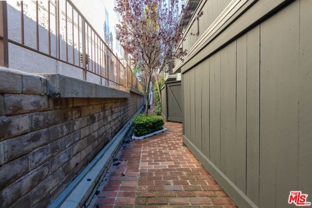 11634 Gorham Avenue 203, Los Angeles, CA 90049