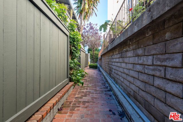 11634 Gorham Avenue 203, Los Angeles, CA 90049