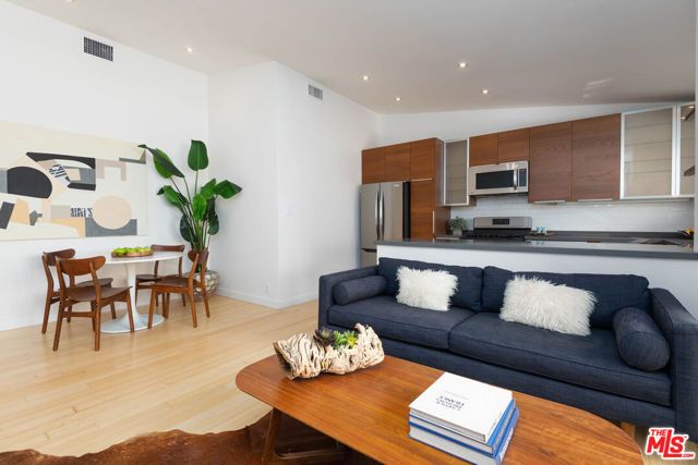 11634 Gorham Avenue 203, Los Angeles, CA 90049