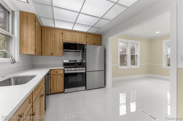 10460 S Morrow Circle, Dearborn, MI 48126