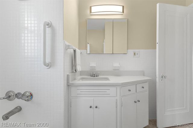 10460 S Morrow Circle, Dearborn, MI 48126