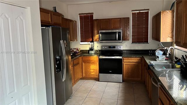 956 NW 206th Ter, Miami Gardens, FL 33169