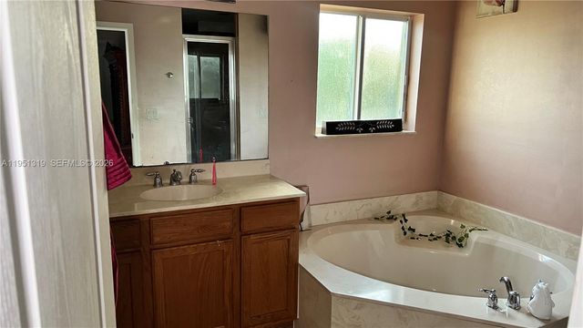 956 NW 206th Ter, Miami Gardens, FL 33169