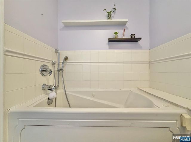 2330 5th Street 8, Fort Lee, NJ 07024