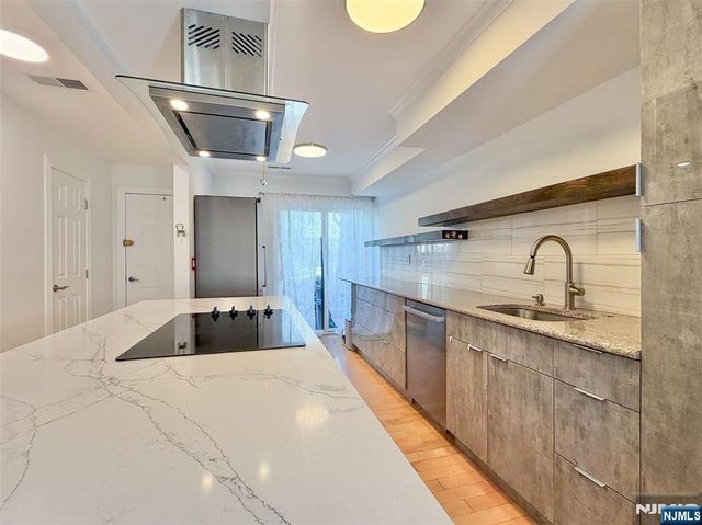 2330 5th Street 8, Fort Lee, NJ 07024