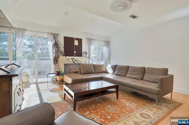 2330 5th Street 8, Fort Lee, NJ 07024