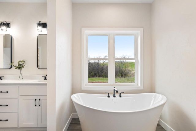 N8744 CONNOR CIRCLE, Menasha, WI 54952