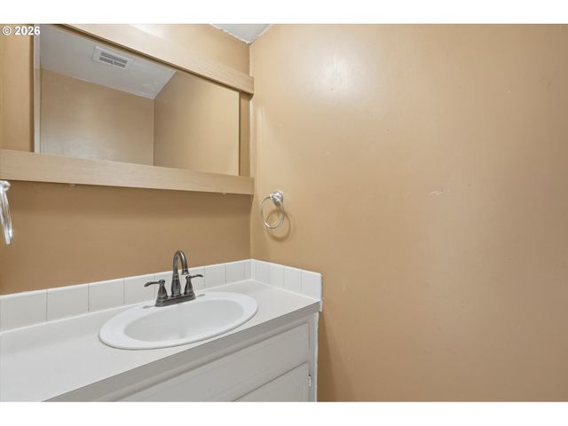 839 Sw BROADWAY Dr 74, Portland, OR 97201