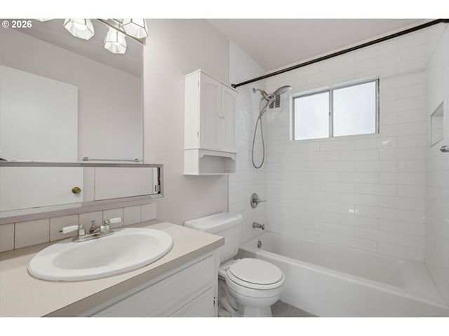 839 Sw BROADWAY Dr 74, Portland, OR 97201