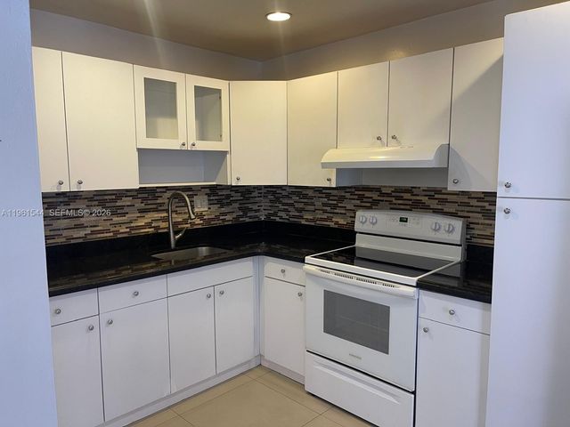 10367 N Kendall Dr E5, Miami, FL 33176