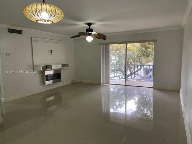 10367 N Kendall Dr E5, Miami, FL 33176