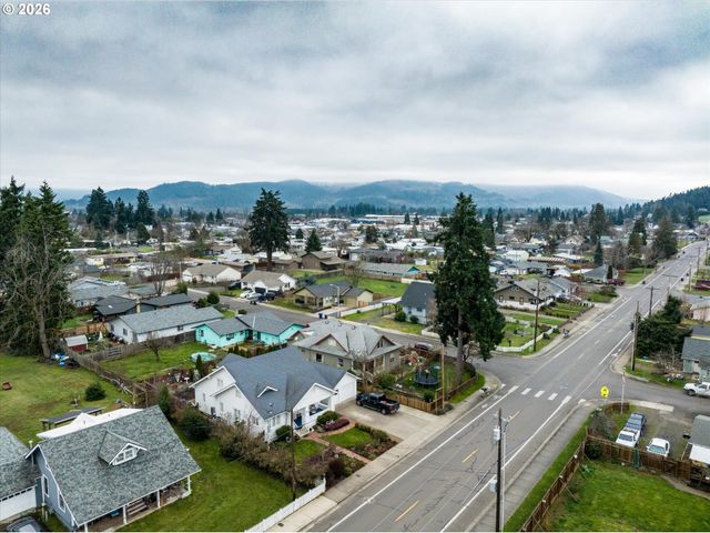 524 N 5TH St, Creswell, OR 97426