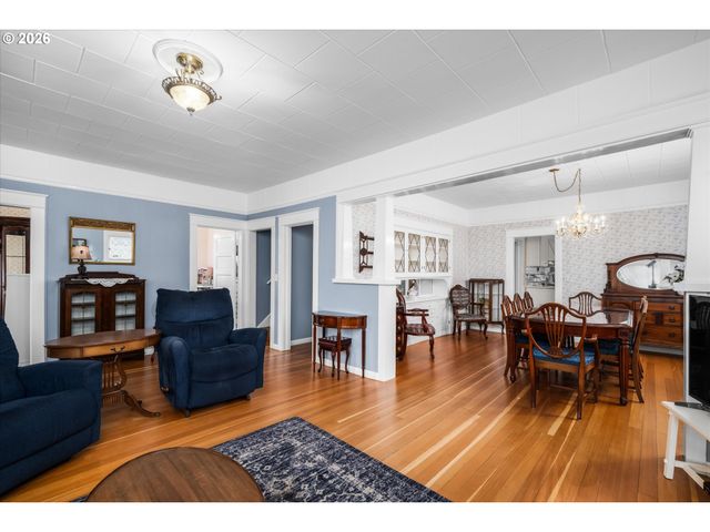 524 N 5TH St, Creswell, OR 97426