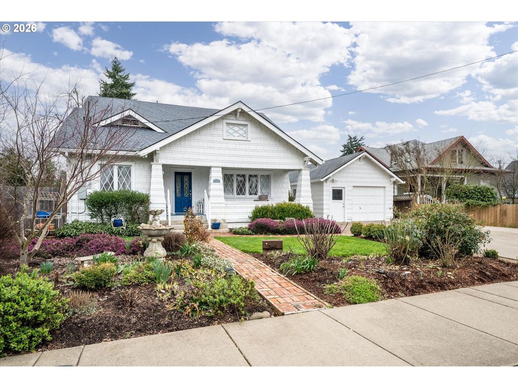 524 N 5TH St, Creswell, OR 97426