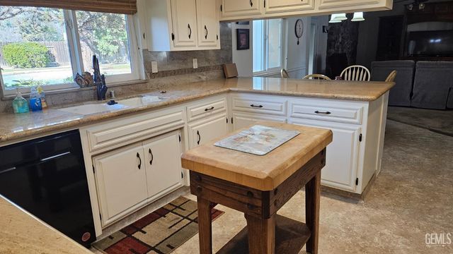 7908 Kroll Way, Bakersfield, CA 93309