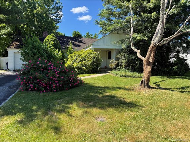 208 Overlook Terrace, East Hills, NY 11577
