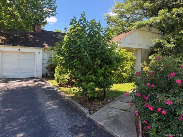 208 Overlook Terrace, East Hills, NY 11577