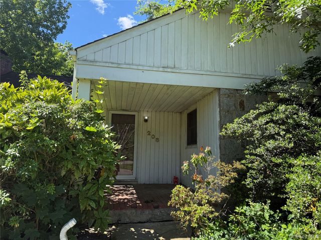 208 Overlook Terrace, East Hills, NY 11577