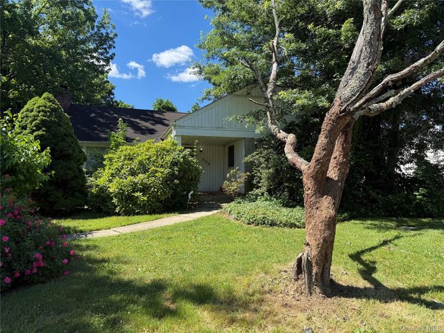 208 Overlook Terrace, East Hills, NY 11577