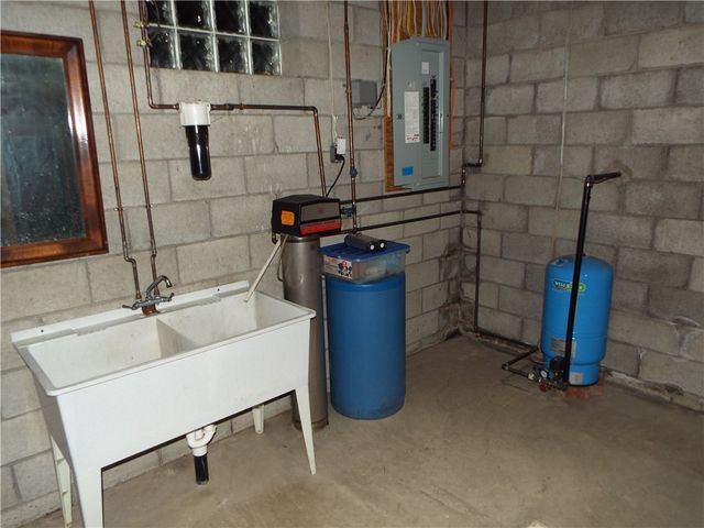 1 Jeanne Lee Ln, W Brownsville, PA 15417