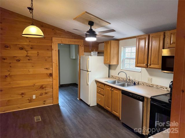 55 Twin Oaks Lane, Spruce Pine, NC 28777