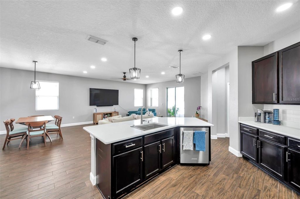 Image 6 of property listing at 7523 TANGLE BROOK BOULEVARD, Gibsonton, FL 33534