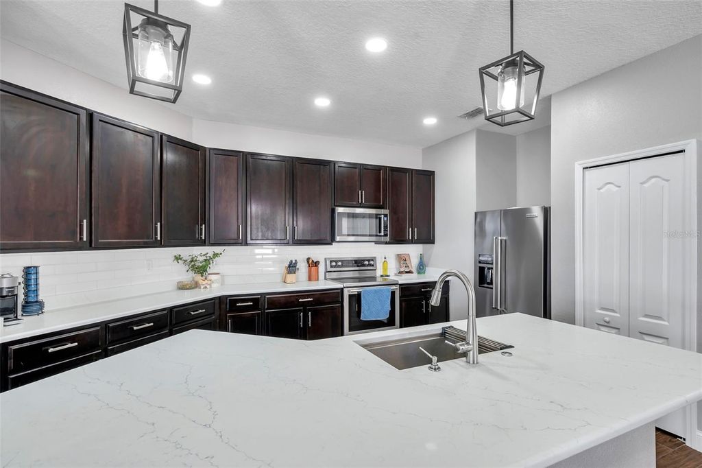 Image 7 of property listing at 7523 TANGLE BROOK BOULEVARD, Gibsonton, FL 33534