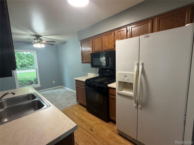 7943 Pontiac Lake Road, Waterford Charter Township, MI 48327