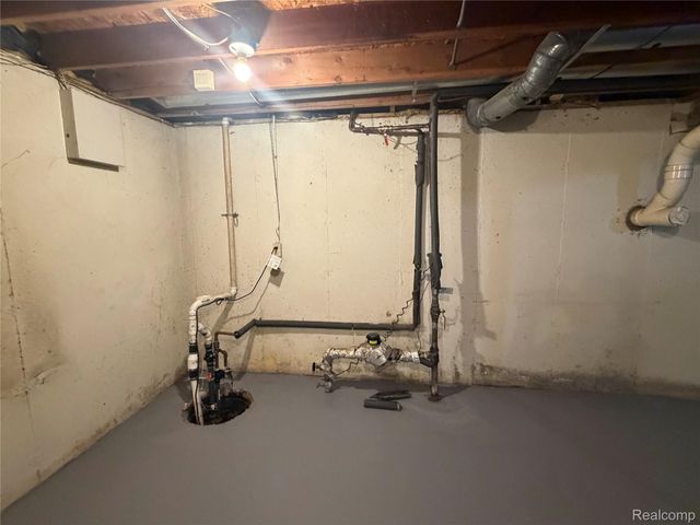 7943 Pontiac Lake Road, Waterford Charter Township, MI 48327