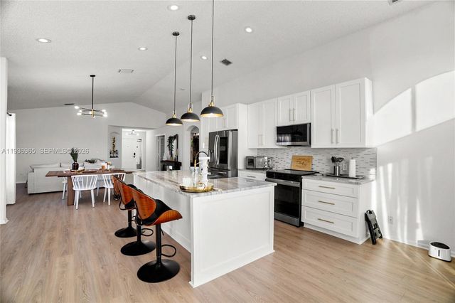 8165 Pelican Harbour Dr, Lake Worth, FL 33467