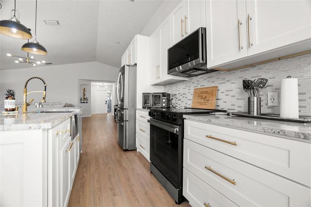 8165 Pelican Harbour Dr, Lake Worth, FL 33467