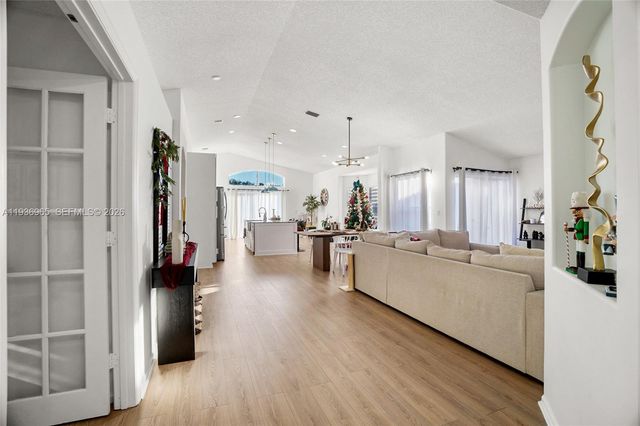 8165 Pelican Harbour Dr, Lake Worth, FL 33467