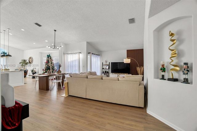 8165 Pelican Harbour Dr, Lake Worth, FL 33467