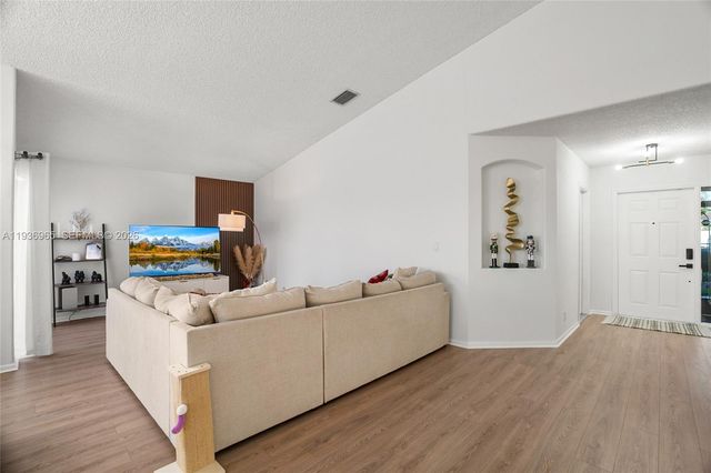 8165 Pelican Harbour Dr, Lake Worth, FL 33467