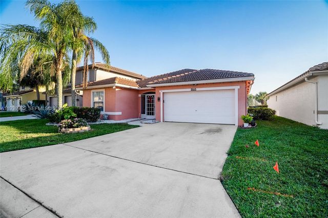 8165 Pelican Harbour Dr, Lake Worth, FL 33467